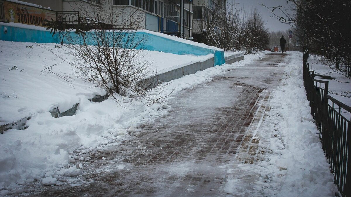     Олег Бекмеметьев признал, что подрядчики нарушают технологию применения реагента на тротуарах. К 6 годам колонии суд приговорил за присвоение денег директора «Единой УК». Задержанным за взятки при закупке запчастей оказался директор автобазы Госсовета Удмуртии 57-летний Максим Симаков.