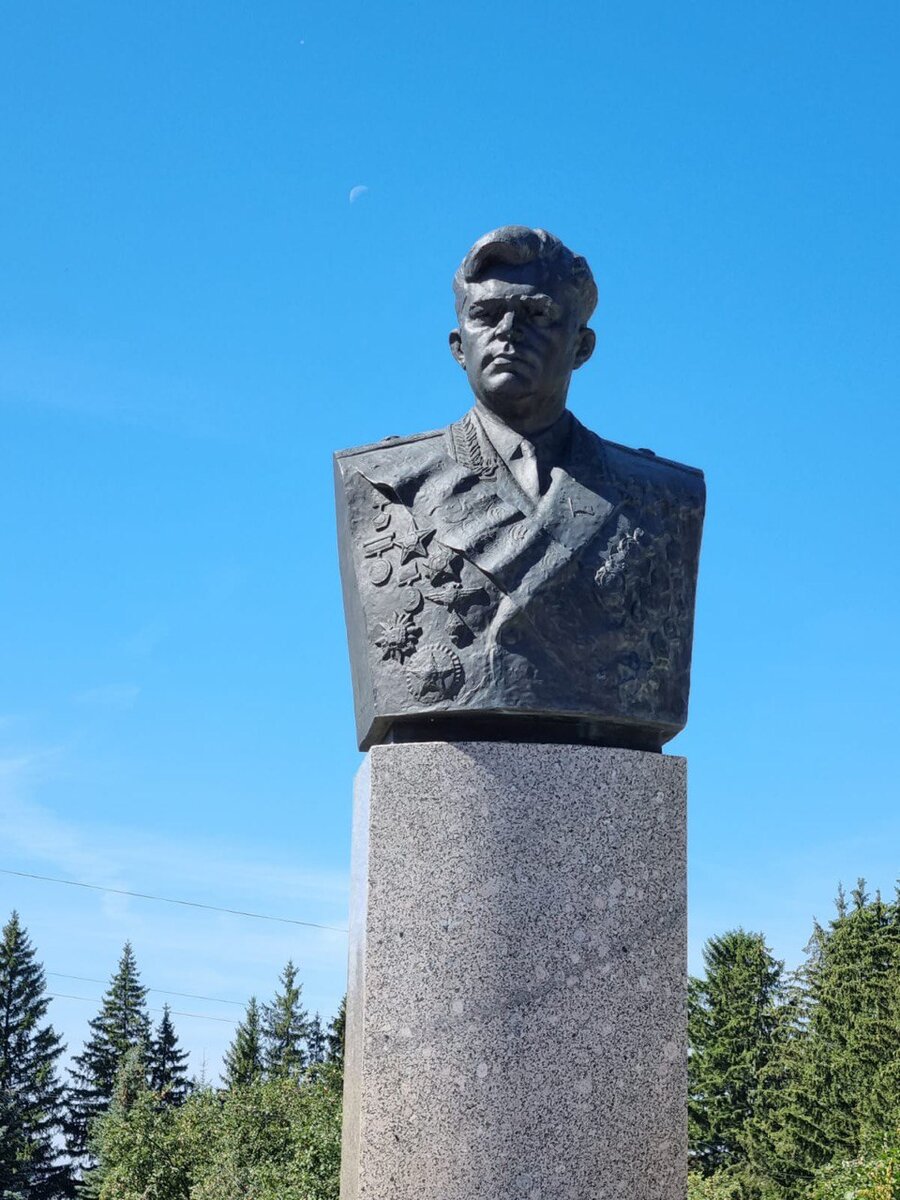 В Шоршелах нас встретил знаменитый чувашский космонавт Андриан Николаев.