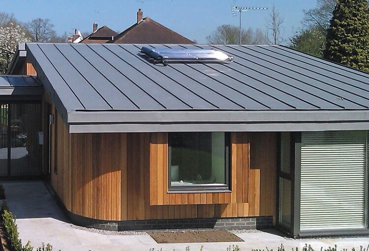 Дом с фальцевой крышей