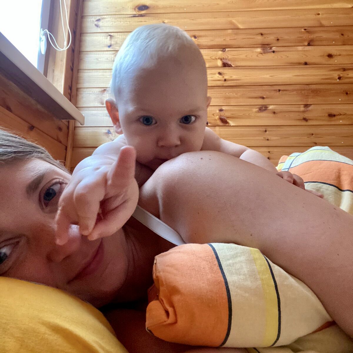 А ты любишь поваляться в кровати?)