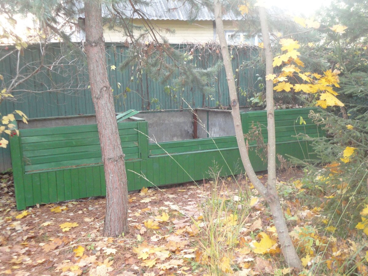    Компостный ящик расположен в дальнем углу сада, в тени деревьев. Фото автора