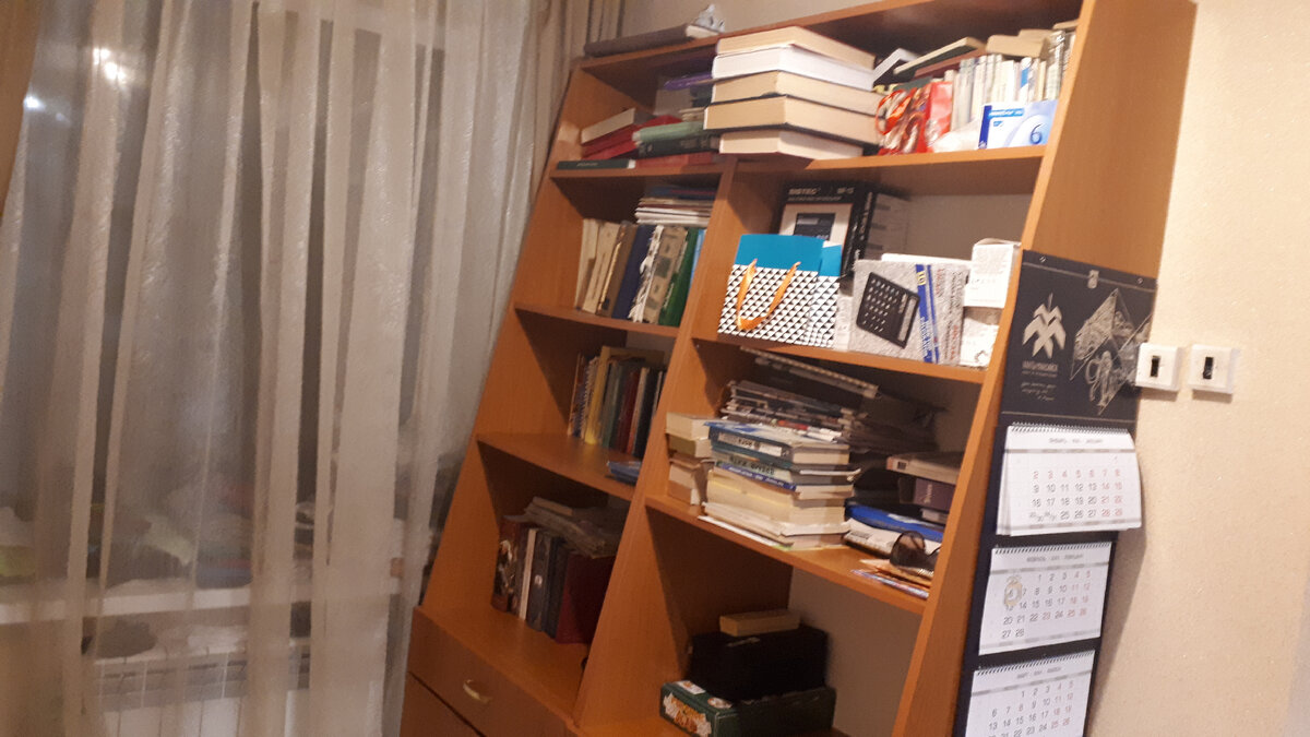 Шкаф с книгами в родительском доме