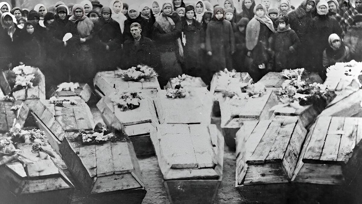 Фото РИА «Новости»/ Похороны молодогвардейцев в Краснодоне, 16 февраля 1943 года