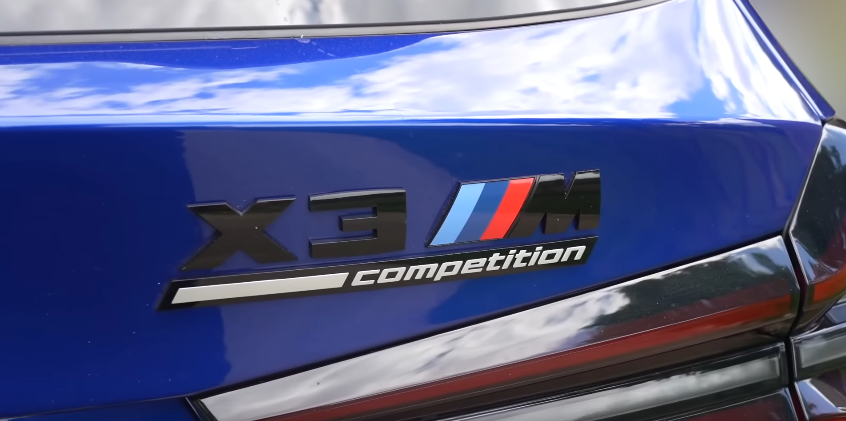 Маркировка модели на капоте багажника.