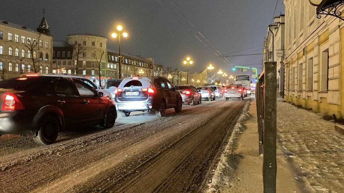     Казань вечером во вторник, 21 февраля, встала в 9-балльных пробках. Об этом свидетельствуют данные портала «Яндекс.Карты». В городе незадолго до этого прошел снегопад.