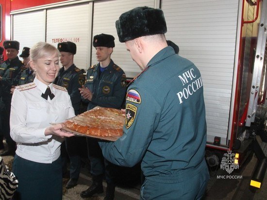     Сотрудницы МЧС поздравили коллег-мужчин с праздником в Хабаровском крае ФОТО: МЧС по Хабаровскому краю