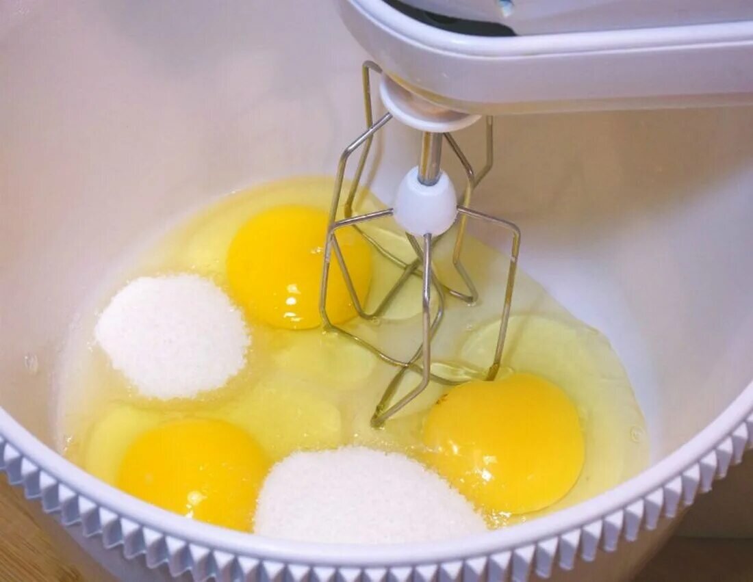 Яйцо взбитое с маслом. Взбитые яйца. Взбитые яйца с сахаром. Взбивание яиц с сахаром. Миксер взбивает яйца.
