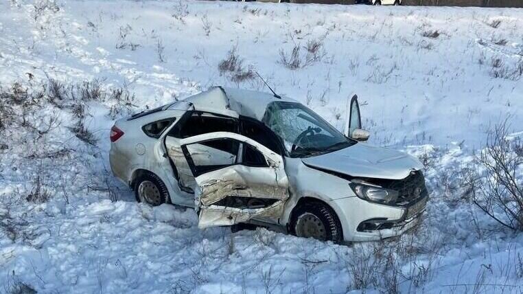     Жутка авария произошла на трассе в Волгоградской области. Легковушку вынесло с трассы и опрокинуло в кювет – женщина-водитель и трое детей попали в больницу.