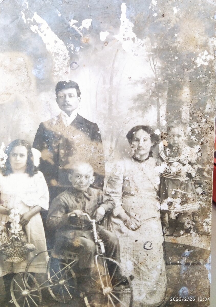 На этом фото -отец мужа на велосипеде (здесь он уже постарше) двое его сестер и родители. Тоже более 100 лет фотографии. 