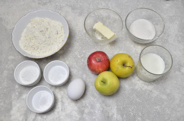Как сделать самый простой пирог с яблоками в духовке? Подготовьте продукты. Заранее достаньте необходимые ингредиенты из холодильника — с теплыми составляющими тесто лучше поднимется. Масло возьмите качественное, без заменителей молочного жира, от его вкуса будет зависеть вкус готового пирога. Количество яблок может быть разным — это зависит от их размера и диаметра формы.