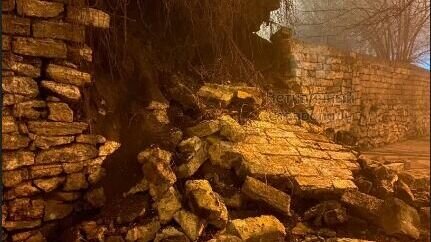     В Ставрополе на проспекте Карла Маркса обрушилась подпорная стена Крепостной горы на пешеходную зону, сообщили горожане в соцсети «ВКонтакте».
