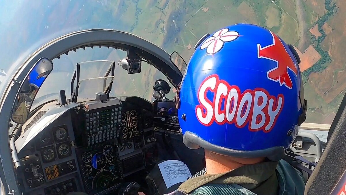    На шлемы часто наносят позывные пилота.Nugget Wraps