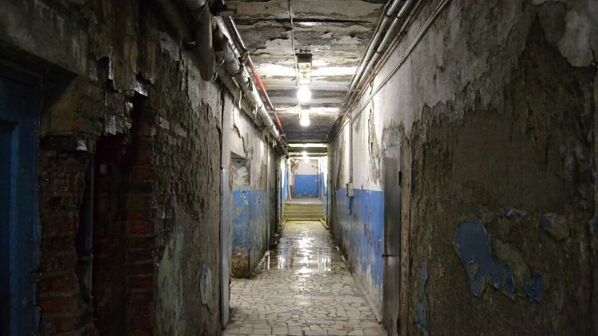     В Казани жители дома №16 по улице Академика Парина пожаловались на ужасные условия. По их словам, в городской администрации уверяют об отсутствии проблем.