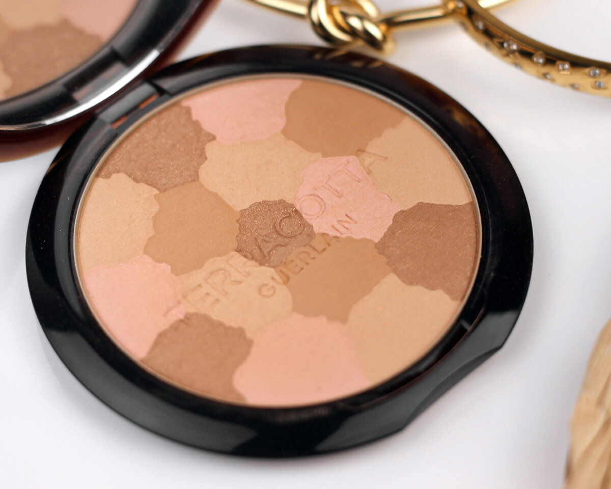 Terracotta Sun-Kissed Natural Healthy Glow, оттенок 00 Светлый Холодный, ~4000 руб. в Золотом Яблоке