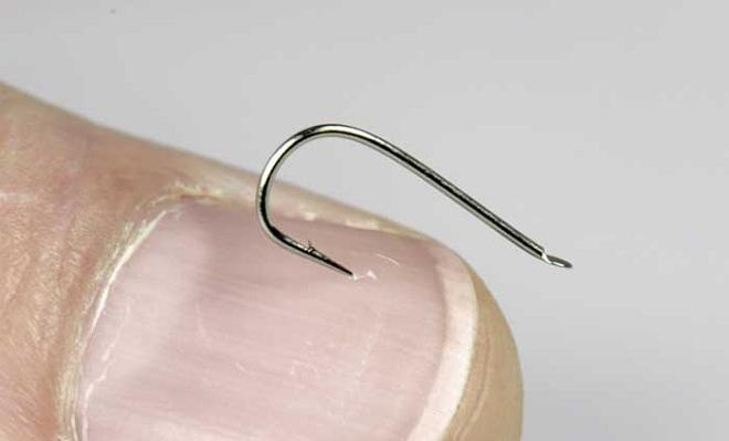проверка остроты крючка ногтем.