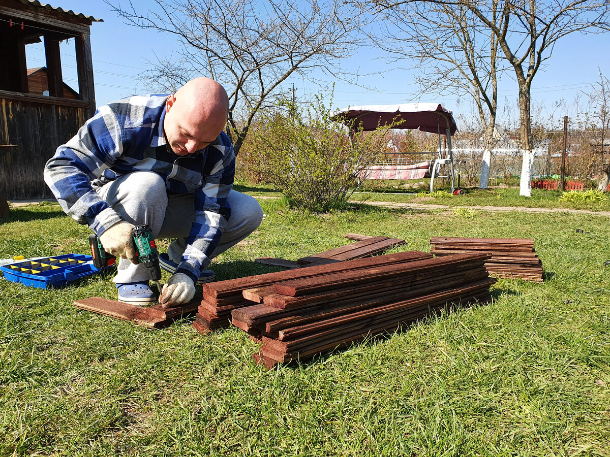 Муж старательно подбирает каждую выпиленную дощечку.