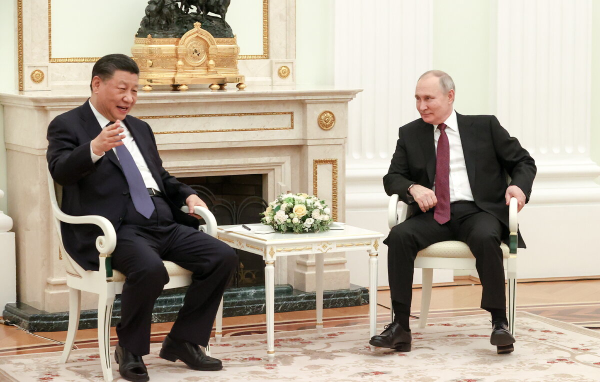    Председатель КНР Си Цзиньпин и президент РФ Владимир Путин   Сергей Карпухин/ТАСС