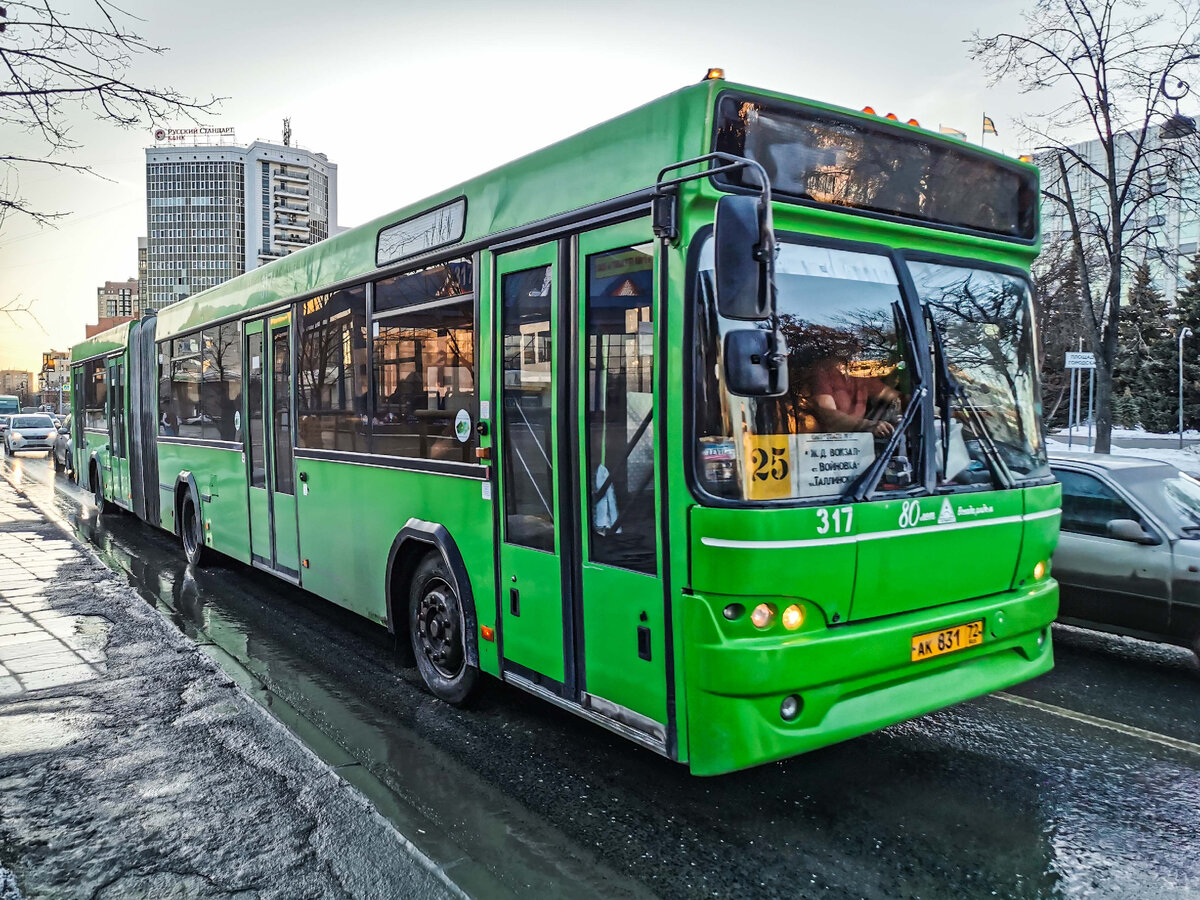 Автобус 317 МАЗ-105 на маршруте № 25. Первомайская улица. Фотография сделана 10 марта 2023 года.