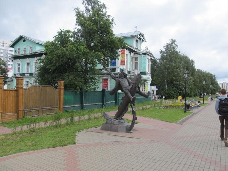 Это местный Арбат, пешеходная улица. Надпись гласит, что это памятник архангелогородцу, но мне сккзали, что это именной памятник - писателю-сказочнику Степану Писахову