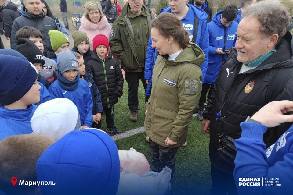     Для городской детской футбольной команды Анна Кузнецова передала спортивный инвентарь. Фото: ЕР