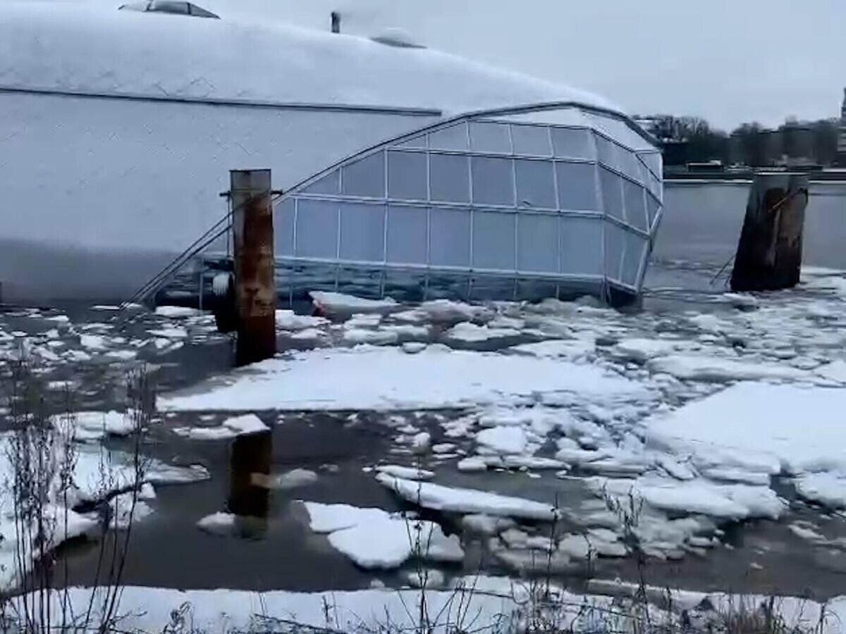    Тонущий плавучий ресторан "Серебряный кит" в Петербурге © t.me/sztproc