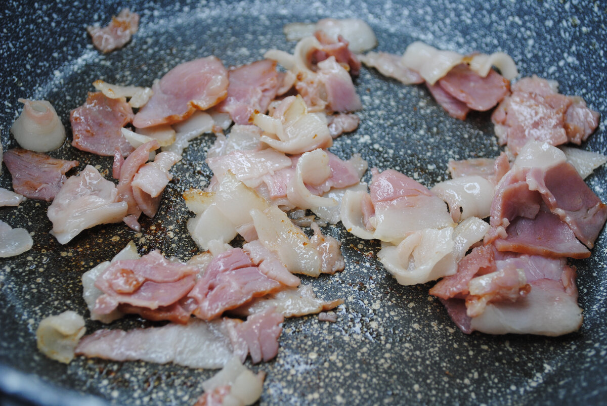 Используй бекон, с достаточной прослойкой мяса и жира.