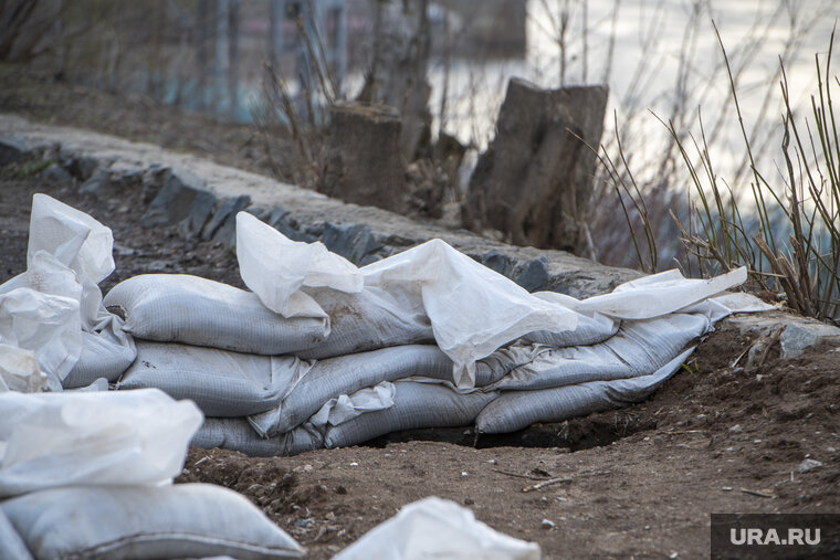    В прошлое половодье дамбы в Прикамье строили и из мешков с песком