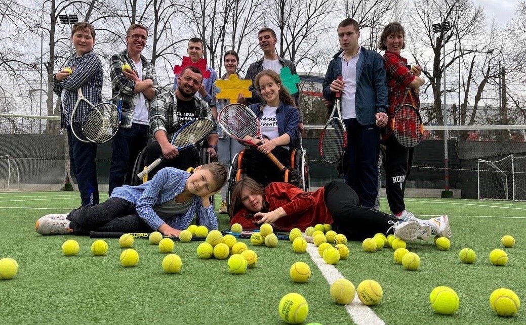 Так случилось, что я стал тренировать детей с аутизмом. 🎾 И всё оказалось не так страшно и проблемно, как об этом говорят. Самое главное и, наверное, самое простое в работе с детьми аутистами - это понять, что они другие!

Здесь я больше столкнулся с проблемой пренебрежительного отношения общества к занятости детей. Не объяснить, не достучаться, что многие не могут посещать занятия в утреннее время, так как учатся в школе/колледже.

Родители делают все возможное, чтобы помимо школы, у ребенка были и другие занятия. Чем больше занятости и вовлечённости в жизнь, тем больше гарантий на социализацию и возможность самостоятельной жизни.

А мы нацелены на спорт!
Дальше - больше!💪