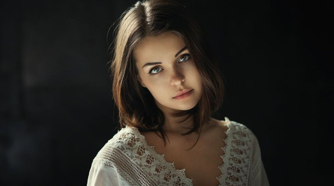 Красивая и скромная девушка. Фото взято из открытых источников.