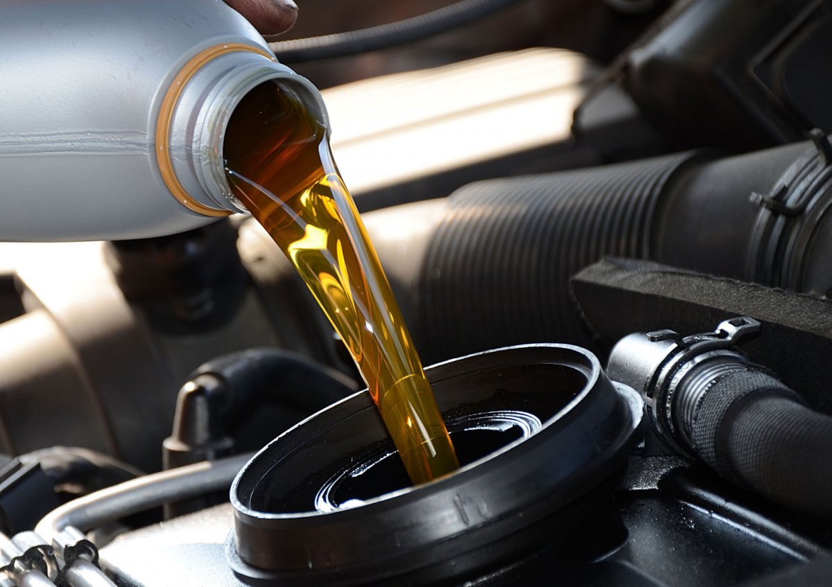 Чтобы обеспечить эффективную и бесперебойную работу двигателя необходимо использовать только подходящее масло, периодически добавлять и менять его.