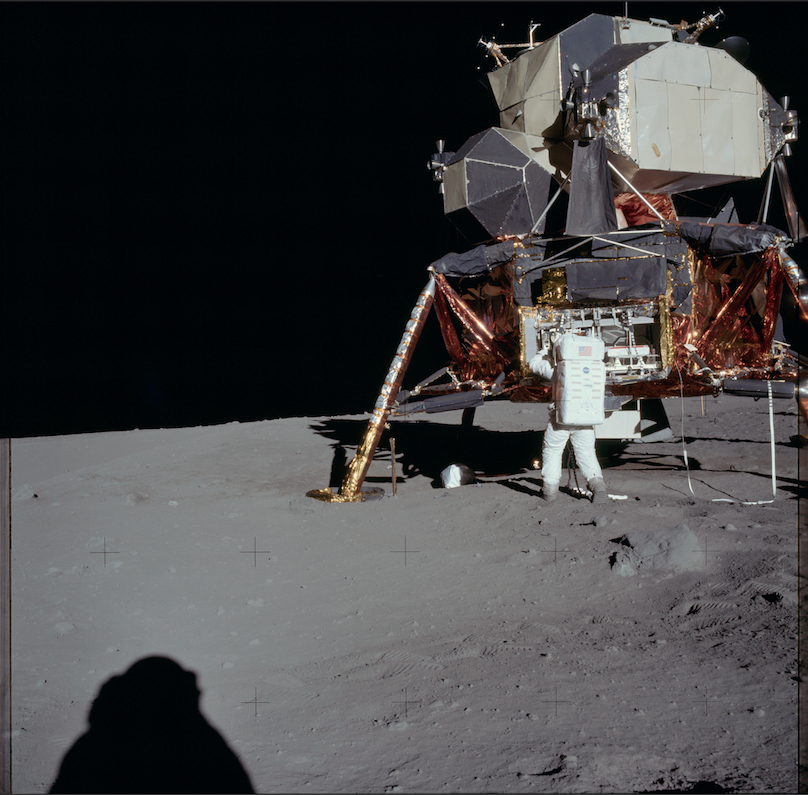 Снимок AS-11-40-5928 из фотоальбома "Аполлон-11" - манекен астронавта около муляжа лунного модуля