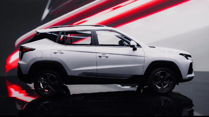 На фото: «Москвич 3» кроссовер 2023 года (вид сбоку). Источник: https://moskvich-auto.ru/models/moskvich-3
