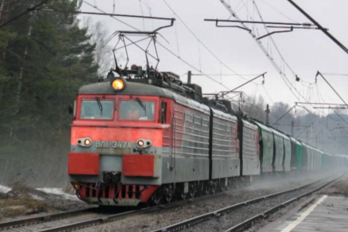 Электровоз ВЛ11-347/348Б с грузовым поездом. 