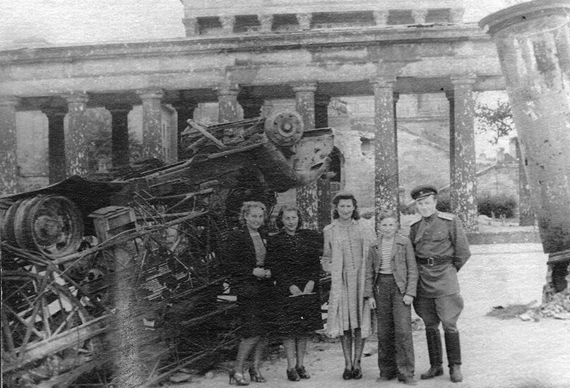 Юлиан Семенов в Берлине в июне 1945 года. Фото из личного архива Ольги Семеновой
