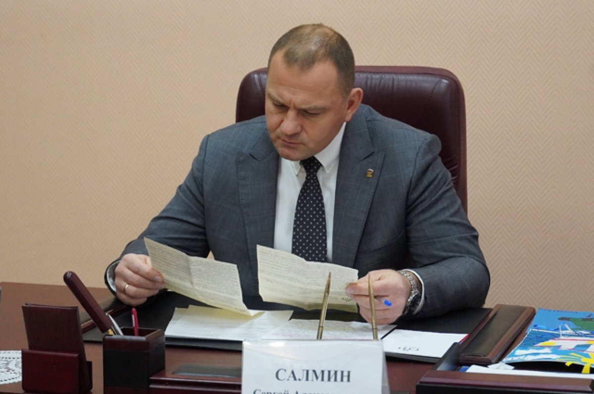    Жители Самородово просят Сергея Салмина отремонтировать дороги и построить ФОК.