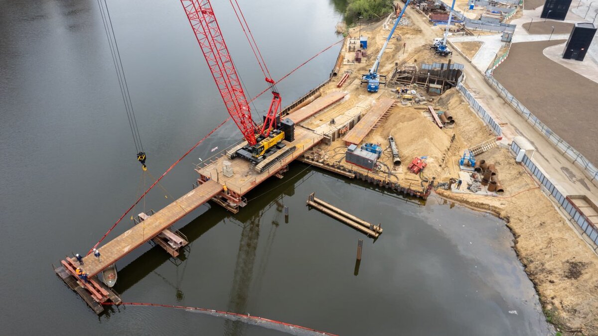 📷: Монтируется второй пролет временного технологического моста, с которого уже и будет возводиться будущий пешеходный мост.