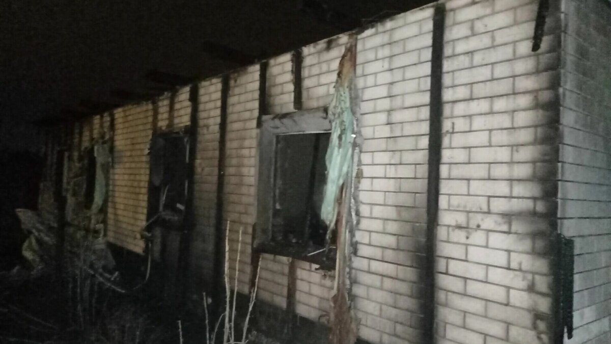     Серьезный пожар произошел сегодня ночью в деревне Нариманова. Здесь загорелся частный жилой дом.