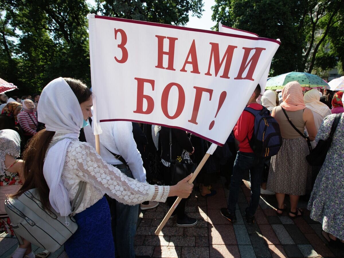    Сторонники Украинской православной церкви совершают молитвенное стояние под зданием Верховной Рады в Киеве против ущемления своих прав© РИА Новости / Стрингер