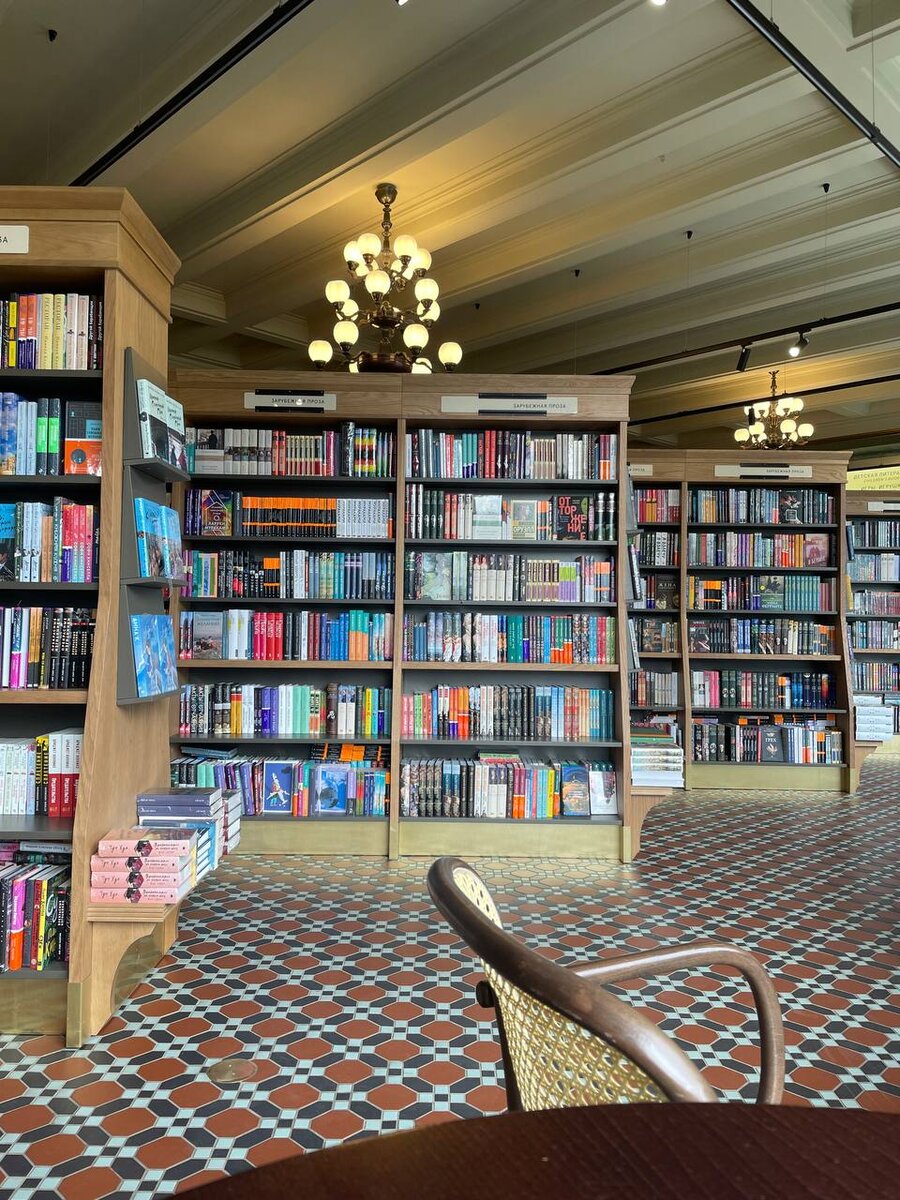 Второй этаж Дома книги. Здесь можно посидеть с книжкой и попить кофе