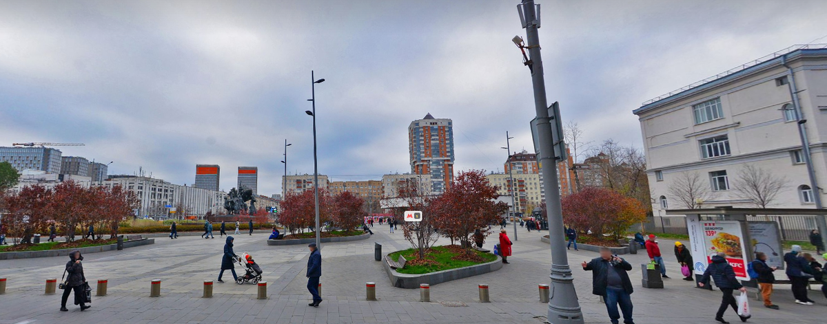 Чистая и свободная площадь. Но где купить мороженное и проиграть в шаурмичную лотерею?