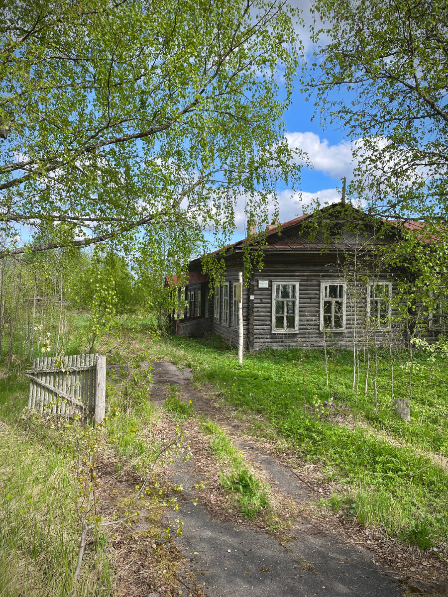 Когда вокруг школы шел деревянный забор, сейчас осталась одна входная калитка