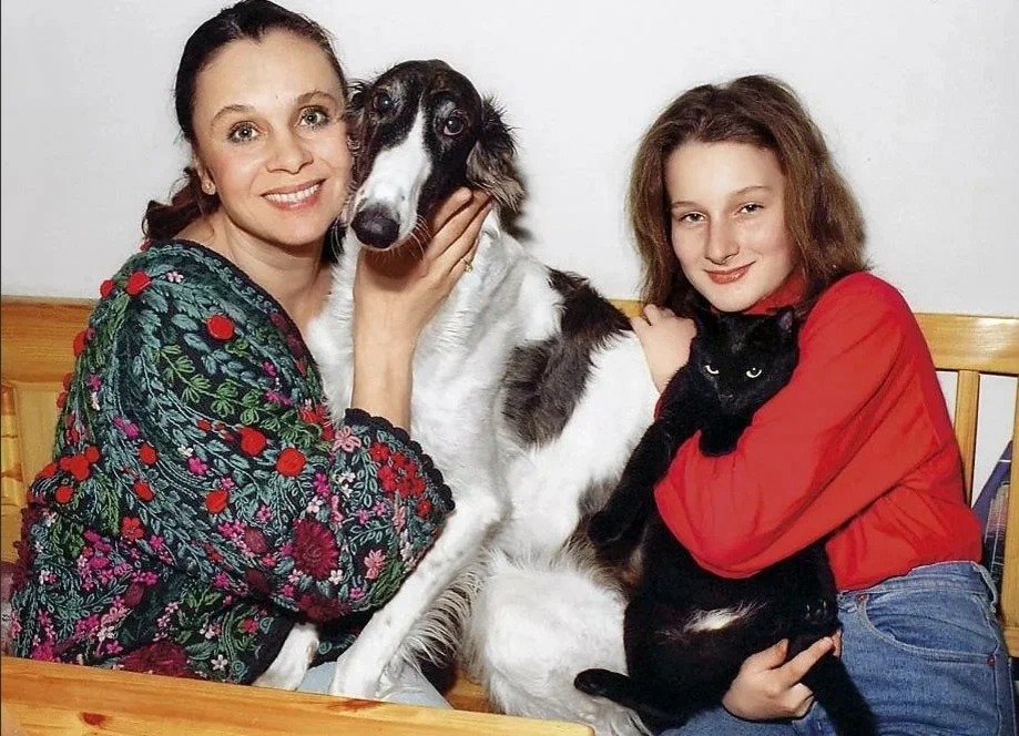 С дочерью и любимой собакой. Любимица Любови Григорьевны, собака породы русская борзая по кличке Диана.