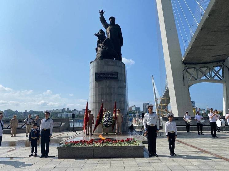 Возложение цветов к вечному огню рисунок