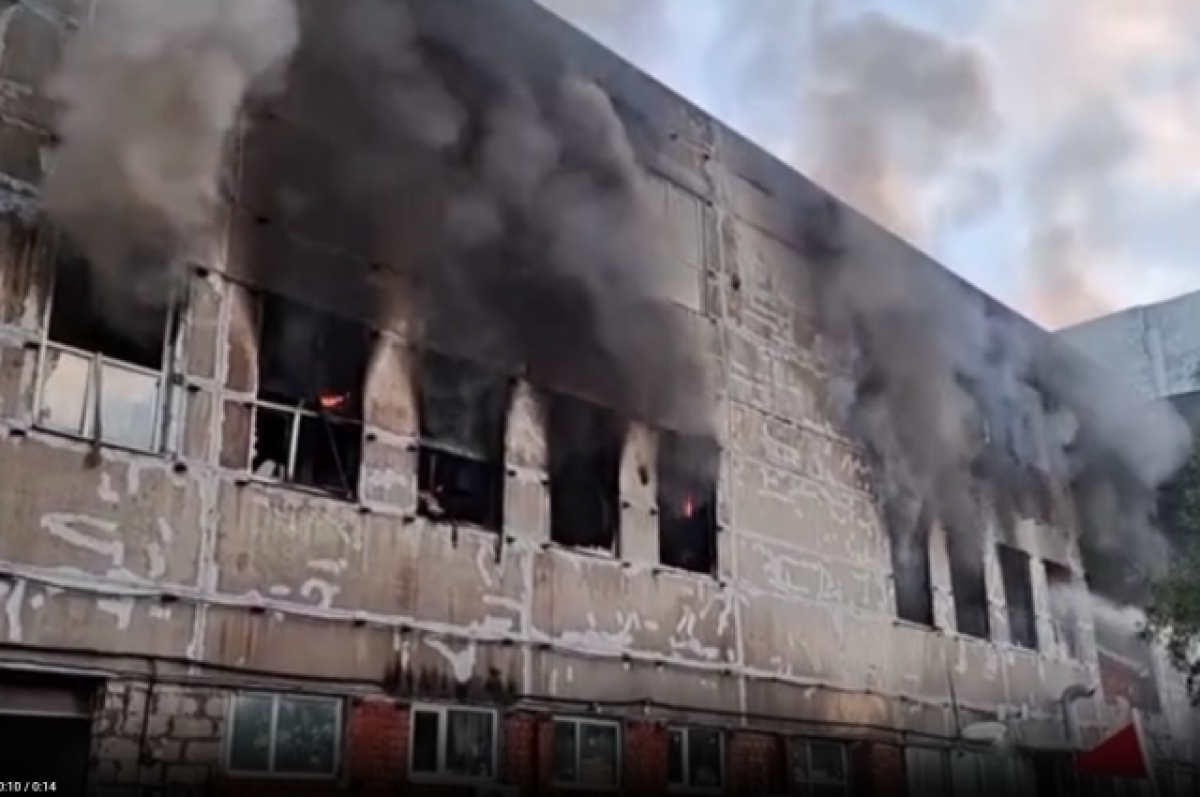    Ночью на 10 июля тушили пожар повышенного ранга на Менделеевской улице