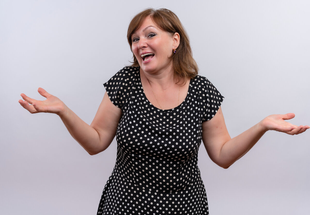 //ru.freepik.com/free-photo/joyful-middle-aged-woman-showing-empty-hands-on-isolated-white-wall_10303706