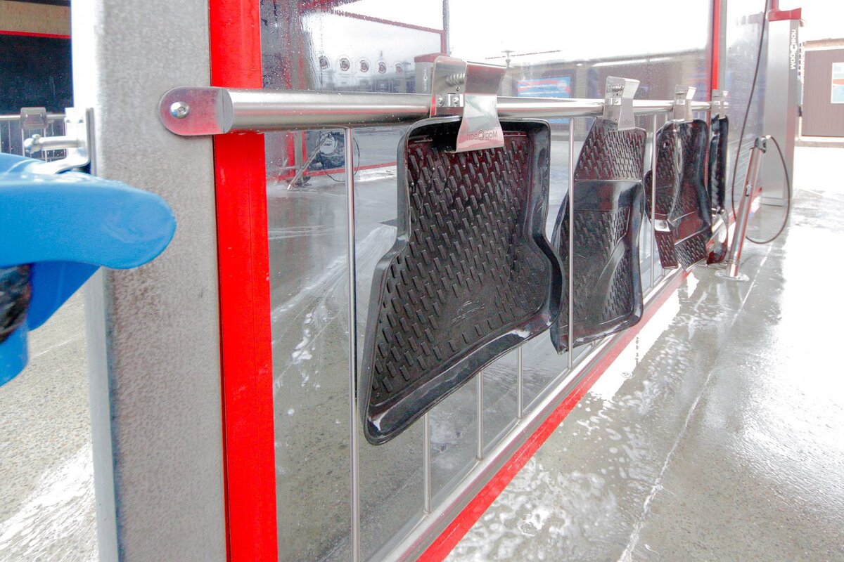 Крепим коврики