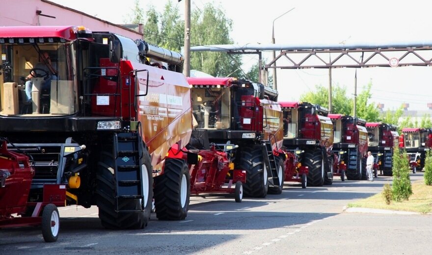 Колонна новых комбайнов «Палессе» КЗС-4118К выходит с завода Гомсельмаш, июль 2020 года