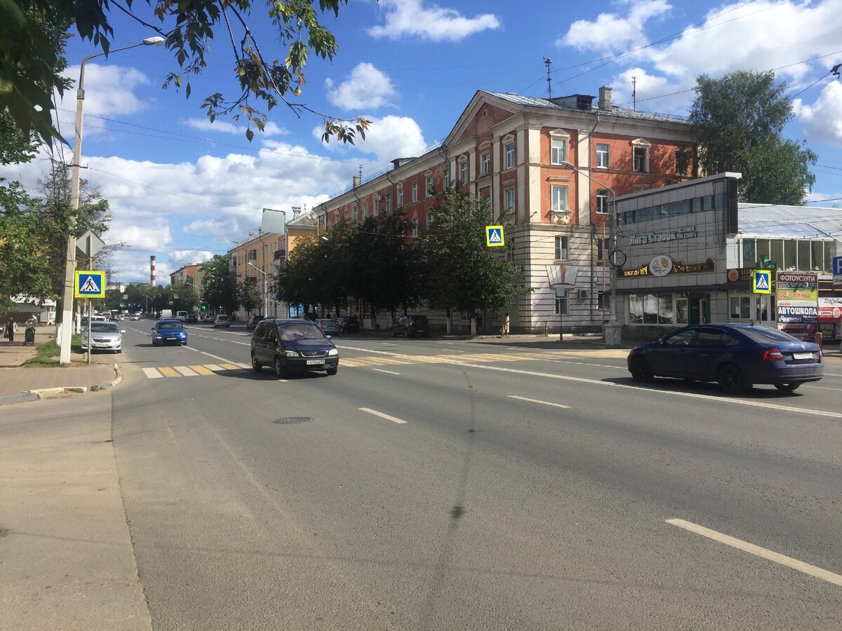 Классический нерегулируемый пешеходный переход в городе практически ничем не отличается от своего загородного коллеги