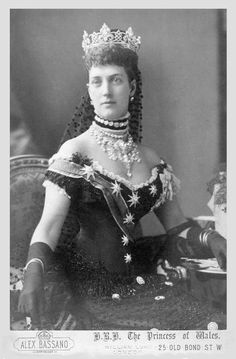 Источник: https://i.pinimg.com/236x/2f/a5/c5/2fa5c5b712e589be703a27b6ba9221af--princess-of-wales-brooches.jpg