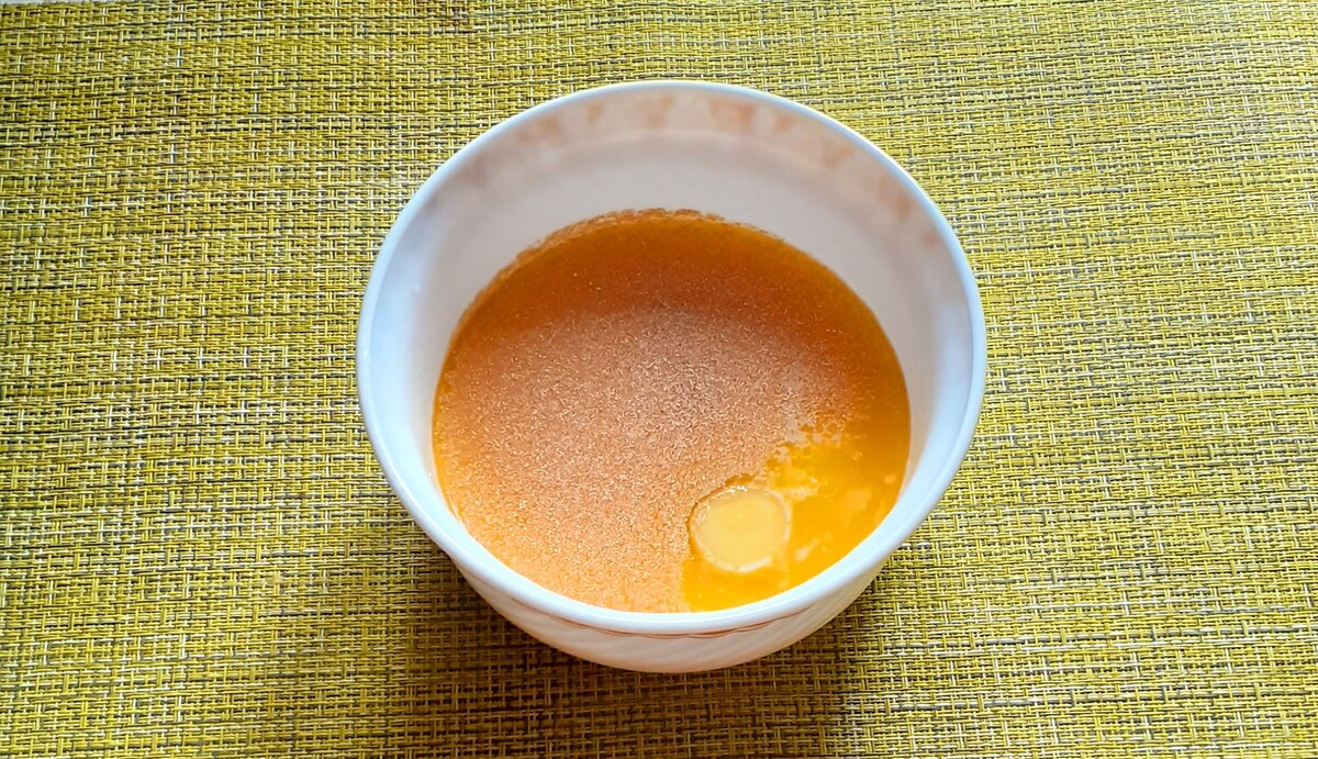 В теплое молоко добавить соль,сахар,яйцо,сливочное масло,дрожжи